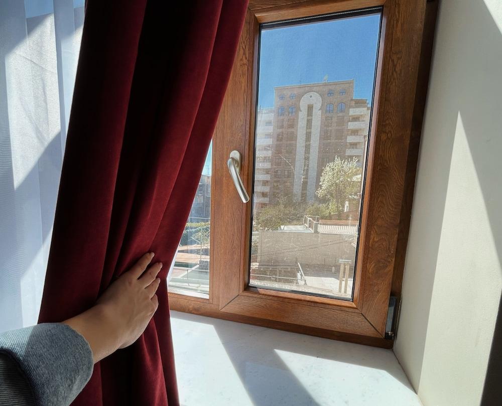 Hotel Meg Γιερεβάν Εξωτερικό φωτογραφία